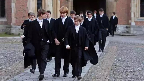 校服承擔(dān)育人功能，但為何中國(guó)校服卻承擔(dān)管理功能？