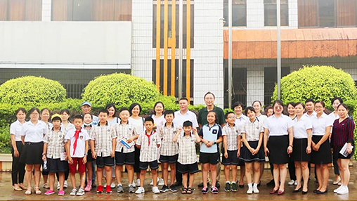 《南國(guó)早報(bào)》小記者團(tuán)走進(jìn)百裕集團(tuán)生產(chǎn)中心，探訪“學(xué)生裝”奧秘